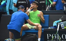 Vì sao vụ điều trị y tế cho Alcaraz ở bán kết Australian Open 2026 gây tranh cãi?