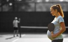 Bà bầu tranh tranh cãi khi 'bụng to' vẫn cầm vợt ra sân pickleball