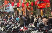 Người Hà Nội tấp nập xuống phố sắm Tết Bính Ngọ 2026