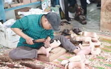 Linh vật ngựa viết tiếp hành trình hồi sinh từ củi lũ