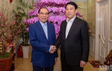 Chủ tịch nước Lương Cường chúc Tết nguyên Tổng Bí thư Nông Đức Mạnh