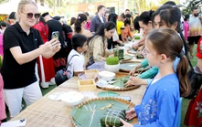 Du khách quốc tế gói bánh chưng, ăn Tết Việt