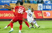 Đương kim vô địch V-League lạc lối trong cuộc đua trụ hạng