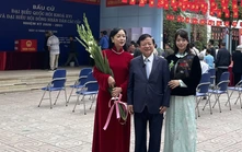 Kỷ niệm 39 năm ngày cưới đúng Ngày hội non sông: Vợ chồng Nhạc sĩ Đỗ Hồng Quân - NSƯT Chiều Xuân cùng con gái đi bầu cử