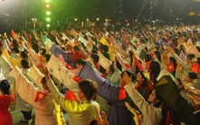 1.000 bạn trẻ mặc Việt phục đồng diễn trên nền nhạc “Nhà tôi có treo một lá cờ”