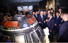 Thủ tướng tham quan Triển lãm hạt nhân tại Moskva