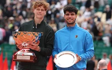 Vì sao Alcaraz vẫn là ứng viên vô địch Roland Garros số 1 dù vừa thua Sinner?