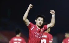 HLV Lê Huỳnh Đức chịu áp lực lớn