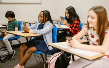 Anh xem xét cấm điện thoại thông minh trong trường học