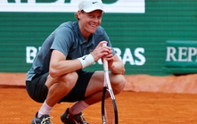 Sinner chinh phục sân đất nện nhờ… tư duy