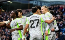 Đá đủng đỉnh, Man City vẫn rộng cửa “ăn ba”