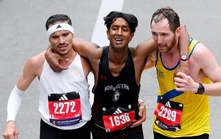 Khoảnh khắc lay động tại Boston Marathon: Hai VĐV hy sinh thành tích để dìu đối thủ về đích