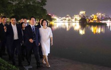 Tổng thống Hàn Quốc và Phu nhân đi dạo quanh hồ Hoàn Kiếm