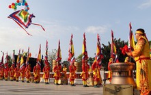Rực rỡ lá đại kỳ ngũ sắc trong ngày Giỗ Tổ Hùng Vương ở Cần Thơ