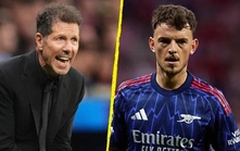 HLV Diego Simeone va chạm căng thẳng với cầu thủ Arsenal vì giẫm lên logo của Atletico