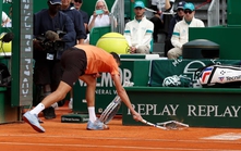 Medvedev đập vợt 7 lần trong 40 giây khi thua 2 set 0-6 ở Monte Carlo