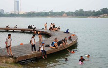 Người dân thành phố Huế ra sông Hương giải nhiệt nắng nóng