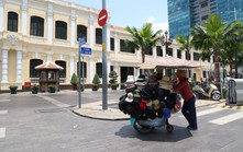 Người dân xoay sở dưới nắng nóng cao điểm ở Thành phố Hồ Chí Minh