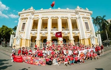 Bất chấp nắng nóng 40 độ, fan Arsenal ăn mừng chức vô địch hoành tráng tại Thủ đô
