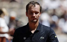 Medvedev tiếp tục gặp ác mộng ở Roland Garros