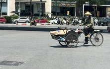 Người dân Hà Nội chật vật mưu sinh dưới nắng nóng gay gắt 40 độ C