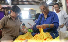 An Giang: Hơn 400 người cùng may áo dâng Bà Chúa Xứ núi Sam