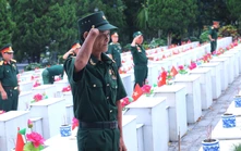 Xúc động rơi nước mắt trước hình ảnh tri ân các anh hùng liệt sĩ tại Nghĩa trang Vị Xuyên