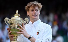 Jannik Sinner tiết lộ mẹ nhiều lần rời khán đài trong trận chung kết Wimbledon vì quá căng thẳng