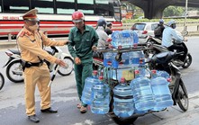 Hà Nội xử lý hàng loạt tài xế che, dán biển số xe máy