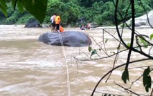 Cứu sống 3 người dân mắc kẹt giữa dòng nước lũ