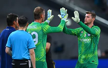 Inter Milan: Khi Chivu “nhìn khung thành bằng nửa con mắt”