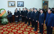 Thủ tướng Lê Minh Hưng viếng Chủ tịch Quốc hội Lào Xaysomphone Phomvihane