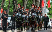 Đội hình Cảnh sát cơ động kỵ binh thu hút người dân trên đường phố Hà Nội