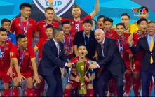 Khoảnh khắc chủ tịch FIFA trao cúp vô địch ASEAN Cup 2026 cho ĐT Việt Nam