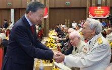 Tổng Bí thư, Chủ tịch nước dự Lễ trao Huy hiệu Đảng tặng đảng viên lão thành ở Hà Nội