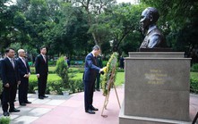 Thủ tướng Lê Minh Hưng dâng hương tại tượng Bác Hồ ở New Delhi