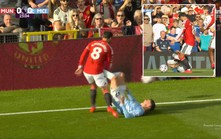 Phil Foden nhận thẻ đỏ sau khi 'dính bẫy' của Bruno Fernandes ở derby Manchester