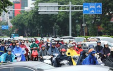 Giao thông Hà Nội ùn tắc nhiều nơi sau mưa lớn