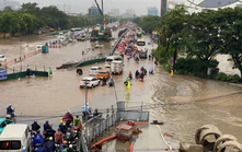 Mưa mưa lớn kéo dài, Hà Nội ngập nhiều tuyến phố