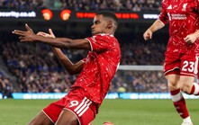 Isak ghi 2 bàn trong 3 phút, Liverpool thắng trận đầu tại Ngoại hạng Anh mùa giải mới