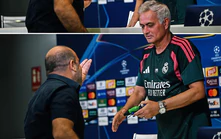 Mourinho được tặng món quà đặc biệt trong buổi họp báo của Real, khiến fan Barca nóng mắt