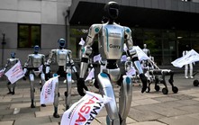 Robot biểu tình chống... AI