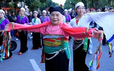 Trình diễn văn hoá dân tộc Mường tại phố đi bộ Hồ Gươm