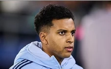 Rodrygo rời Real Madrid vì mâu thuẫn với Bellingham và Mbappe, làm đảo lộn chuyển nhượng Premier League