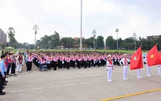 Đại biểu Đại hội Cháu ngoan Bác Hồ báo công và vào Lăng viếng Chủ tịch Hồ Chí Minh