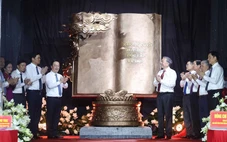Tổng Bí thư tặng tỉnh Nghệ An tác phẩm điêu khắc ánh sáng “Việt Nam - những trang sử vàng”