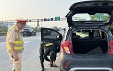 Hai cảnh sát giúp người dân gặp sự cố trên cao tốc nhận được nhiều lời khen ngợi từ cộng đồng