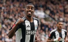 Hai 'ông lớn' bóng đá Anh rút khỏi cuộc đua giành Alexander Isak