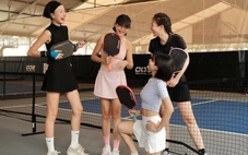 Vợ đi chơi pickleball tới 10h đêm mới về, chồng tức giận đập nát vợt
