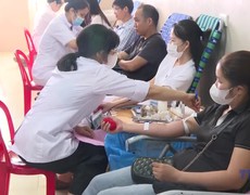 Hàng trăm tình nguyện viên tham gia chương trình “Hiến máu khẩn cấp”